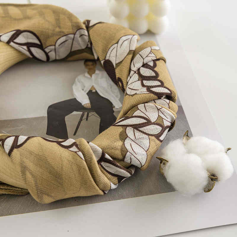 Retro printed pocket square scarf artistic temperament with professional scarf elegant fashion scarf imitation silk scarves
