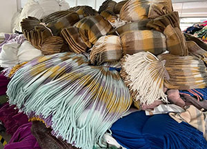 4000 cashmere scarves shipped to American scarf stores