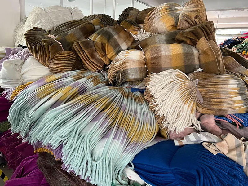 4000 cashmere scarves shipped to American scarf stores