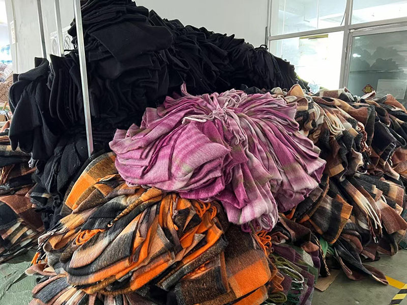 4000 cashmere scarves shipped to American scarf stores