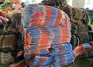 5000 cashmere scarves shipped to Italian scarf wholesalers