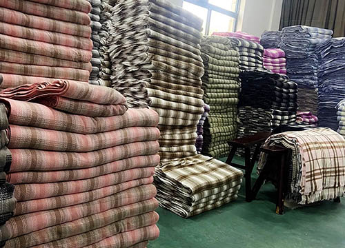 5000 plaid cashmere scarves shipped to the Canada scarf store
