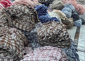 6000 plaid cashmere scarves shipped to French scarf shops