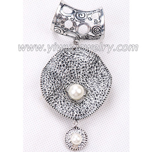 Pearl leopard scarf pendant