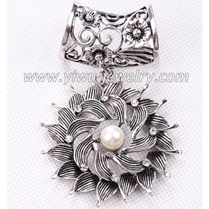 Pearl pendant scarf with metal pendant