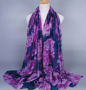 Viscose neck scarf with large flowers